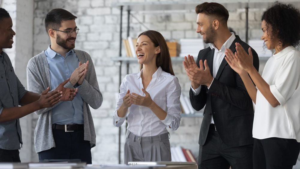 كثير من الناس يشعرون بالقلق الاجتماعي والتوتر عند تلقي المجاملات - ShutterStock