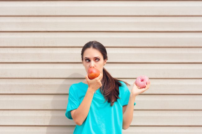 الوجبات الخفيفة قد تصيبك بالقلق والاكتئاب! تناول هذه الأطعمة بدلاً منها