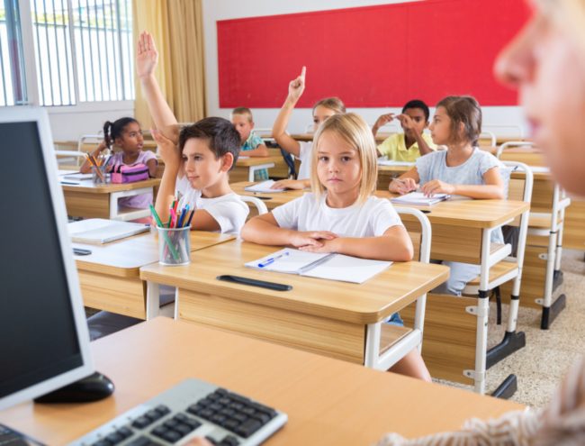 الحفاظ على الهوية أم الاندماج في المجتمع.. كيف نختار مدارس أطفالنا في الغربة؟