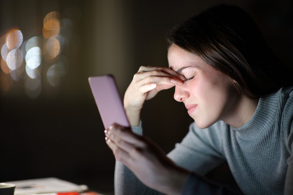 من بين الأعراض عدم وضوح الرؤية عن بُعد - ShutterStock