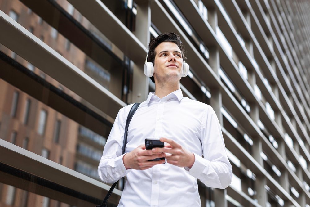 هل يمكن لطول القامة فعلاً أن يحدد مستوى سعادة الشخص؟ - ShutterStock