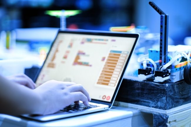 طفل نال لقب “أصغر” مبرمج بالعالم ينوي بناء “طبيب آلي”.. استغل إغلاق كورونا وتعلَّم البرمجة