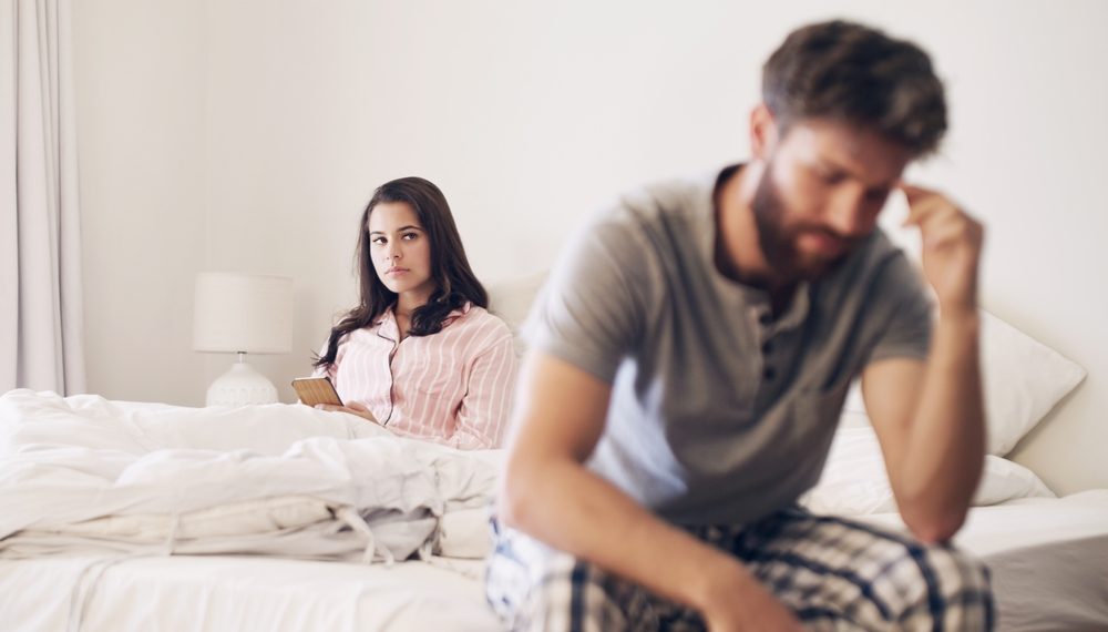 العصبية والمزاجية الحادة قد تكون عرضاً أساسياً لانخفاض هرمون الذكورة - ShutterStock
