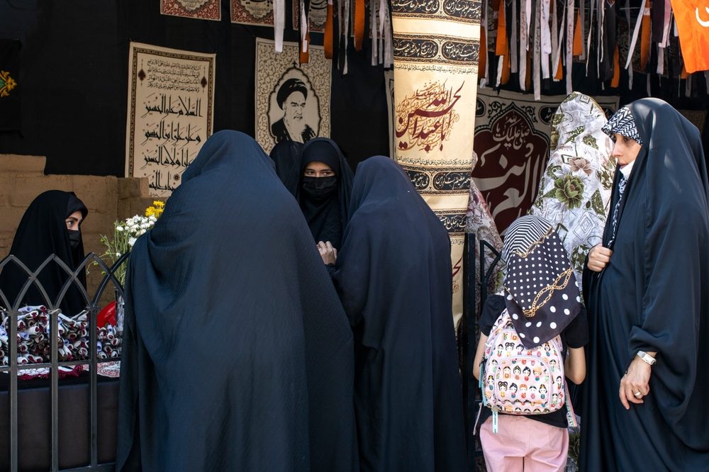 الاحتجاجات في البلاد تتزايد يوماً بعد يوم ضد الحجاب الإلزامي - ShutterStock