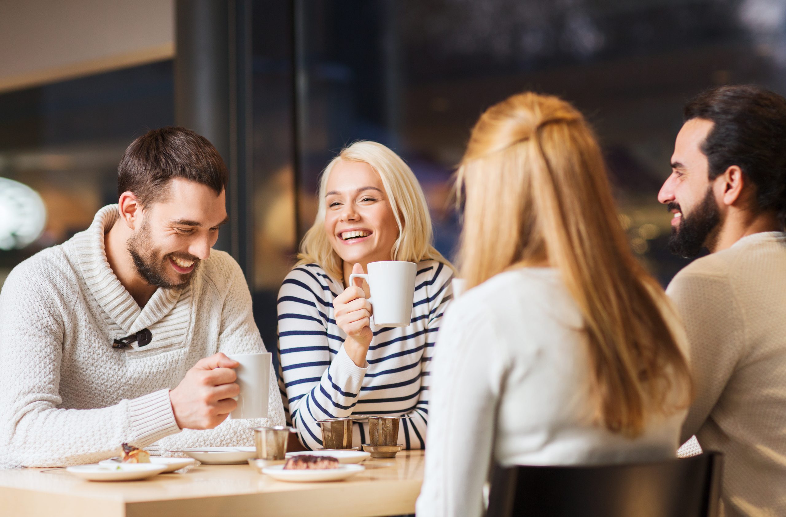 قضاء وقت مع الأصدقاء| shutterstock