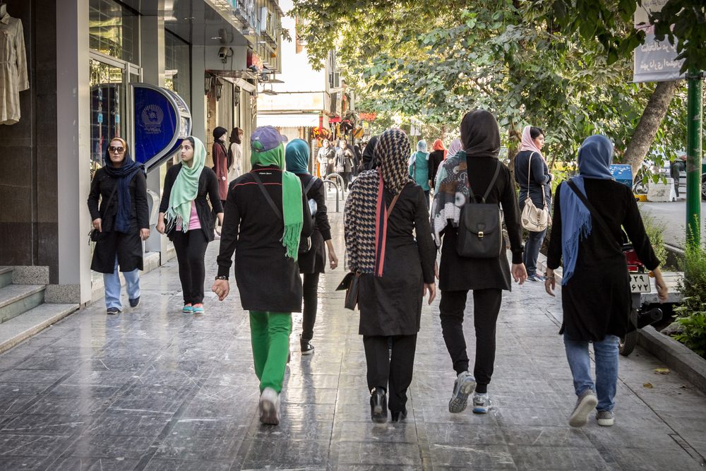 شرطة الآداب لها الحق في تعنيف واعتقال النساء المخالفات للبس الشرعي - ShutterStock
