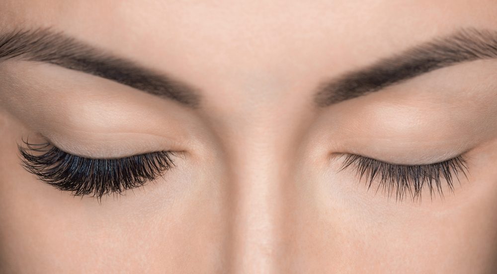 النظام الغذائي المتوازن يضمن زيادة كثافة الشعر والرموش - ShutterStock