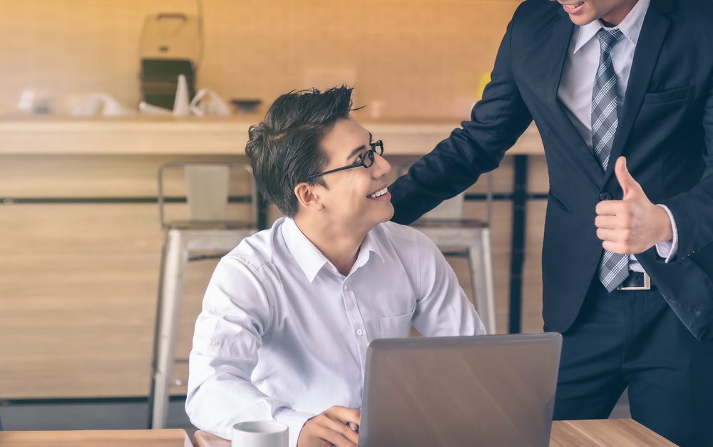 السعادة عند تلقي الإطراء تعني شعورك بالتقدير لذاتك واستحقاقك للمديح - ShutterStock