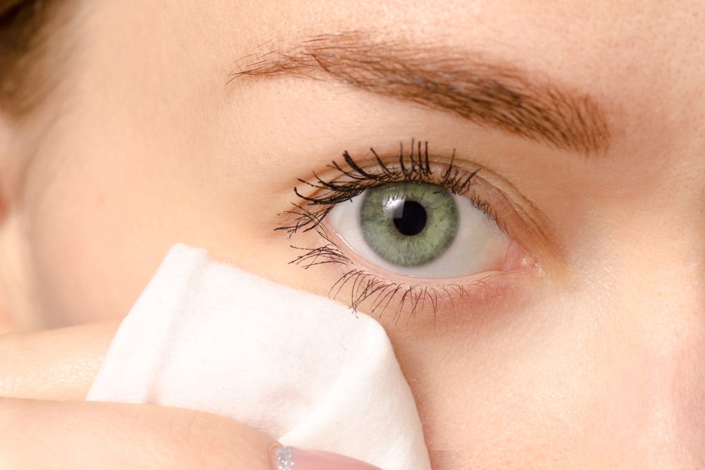 من الضروري تنظيف الوجه من المكياج جيداً لمنع تساقط الرموش - ShutterStock