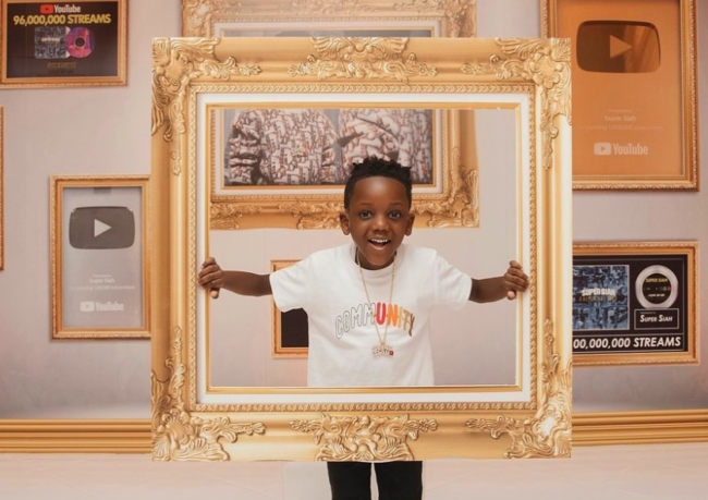 عمره 9 سنوات لكن ثروته تقدر بـ5 مليون دولار.. “سوبر سياه” مغني الراب الأمريكي