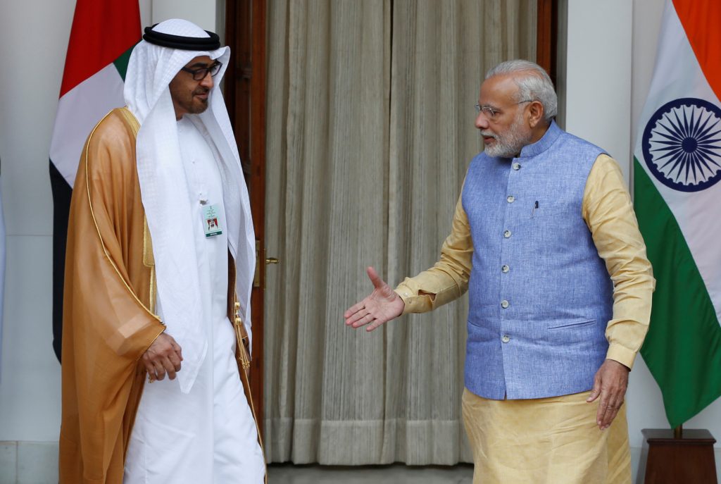 رئيس الوزراء الهندي ناريندا مودي مع الشيخ محمد بن زايد رئيس دولة الإمارات عندما كان ولياً لعهد أبوظبي/رويترز