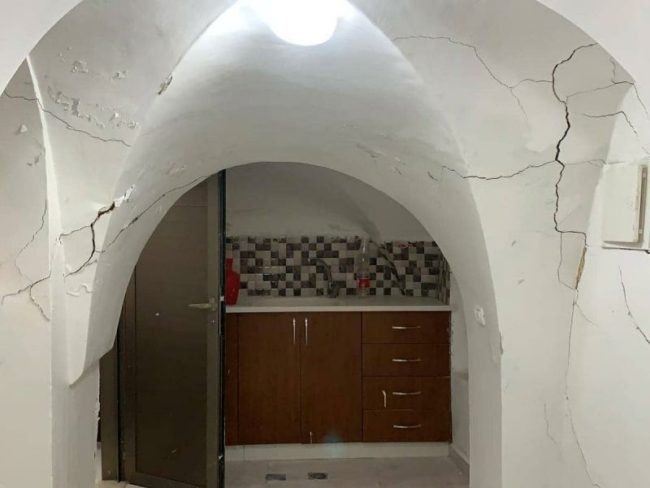 يقاومون تصدّع منازلهم المطلّة على الأقصى.. كيف تسعى إسرائيل لإخراج 36 عائلة مقدسية بحفريات الصرف الصحي؟