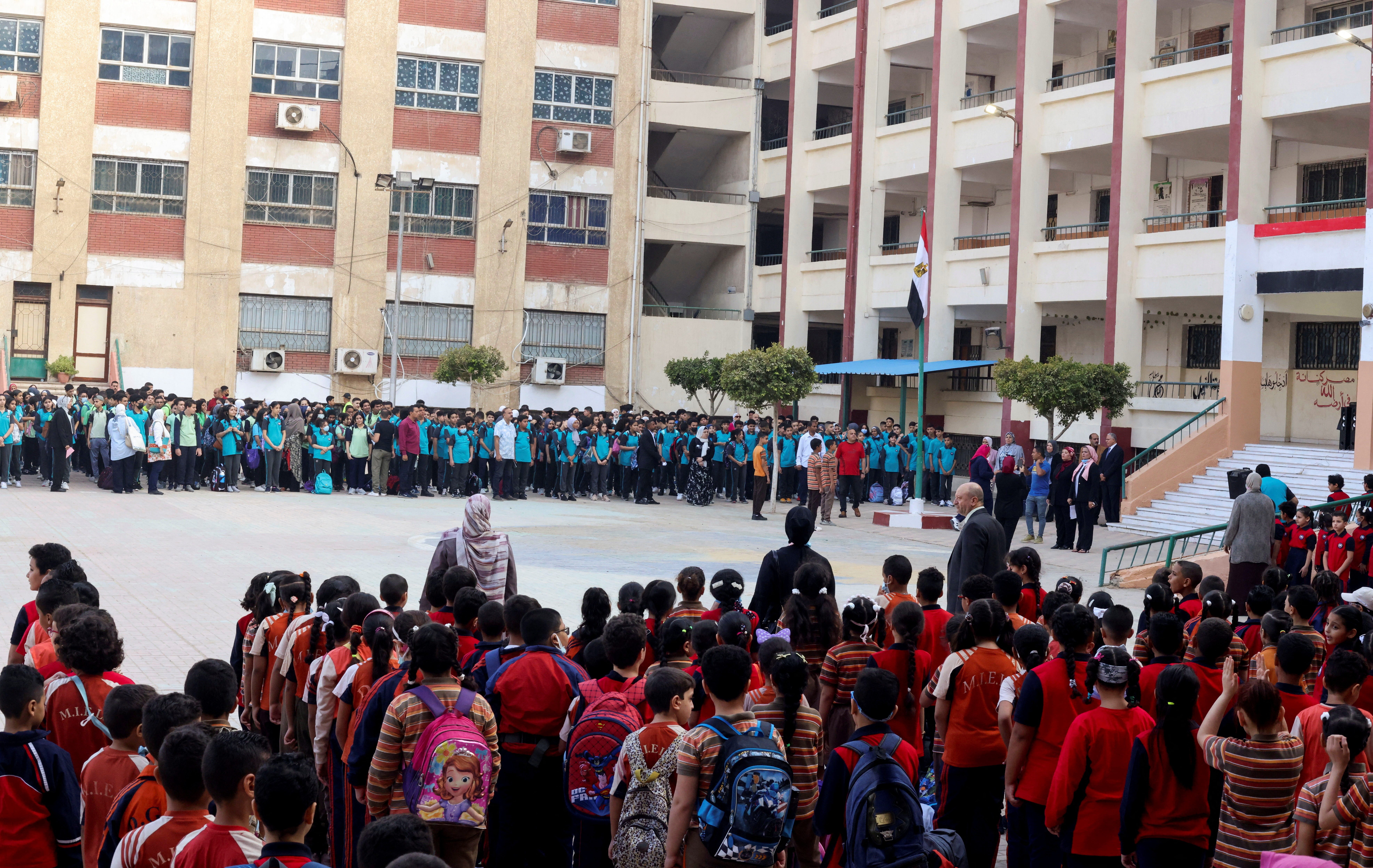 حادثة مأساوية بأول يوم للعام الدراسي بمصر.. سياج خرساني بطول مترين ينهار فوق طالبات ويقتل واحدة منهن