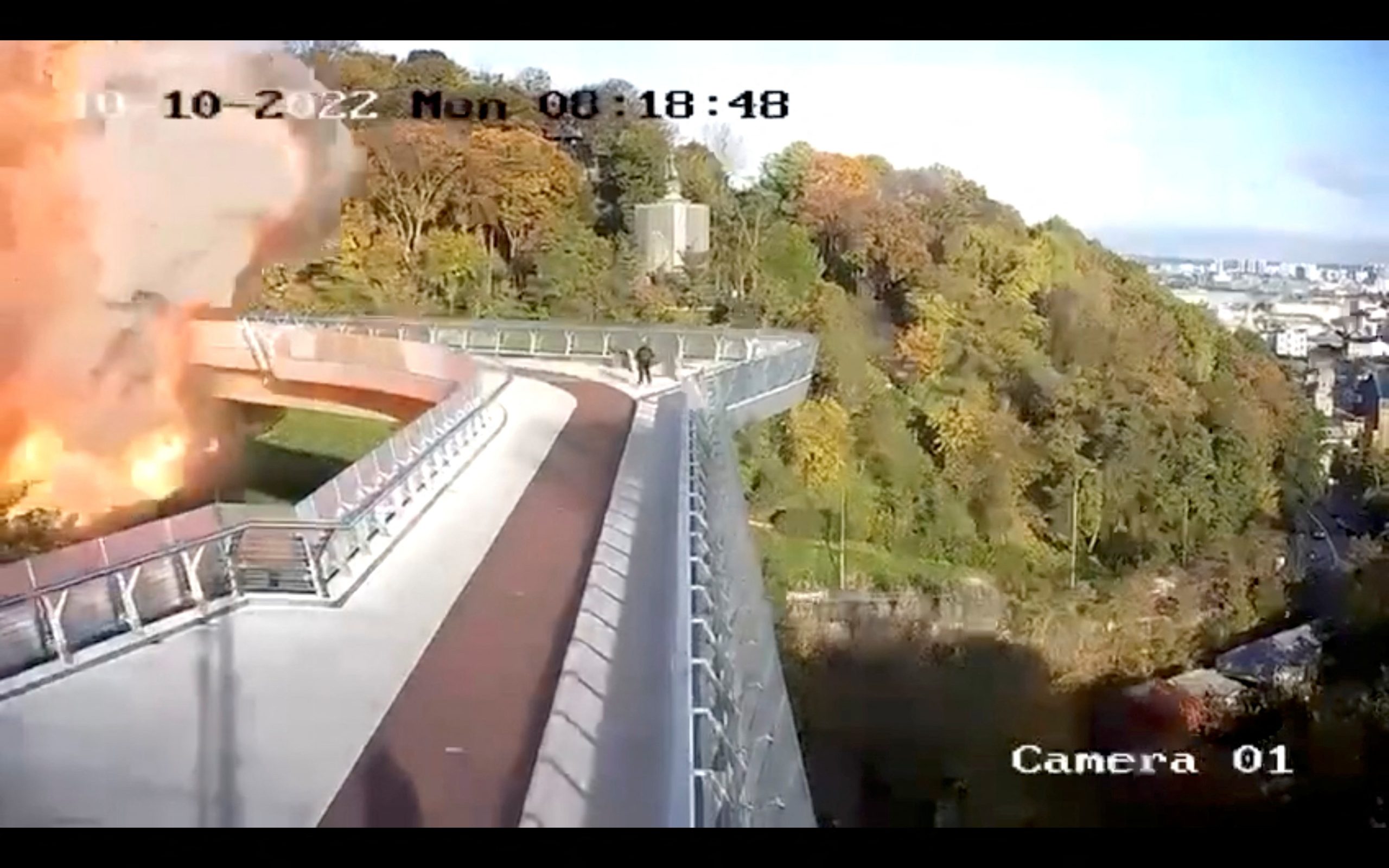 فيديو يوثق لحظة سقوط صاروخ هزّ جسر مشاة في كييف.. مشاهد لأعنف قصف روسي على أوكرانيا منذ شهور