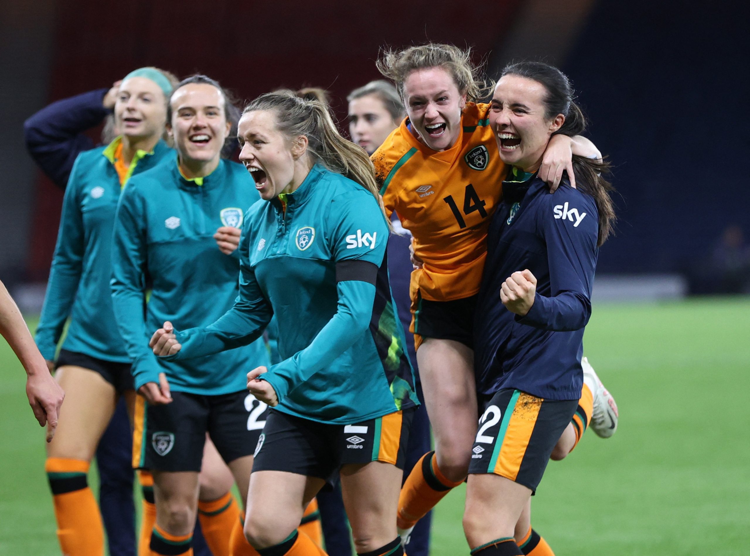 لاعبات يتسببن بأزمة في إيرلندا بسبب أغنية (رويترز)