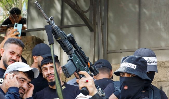 استعراضات “عرين الأسود” بالضفة تحرج السلطة.. جيروزاليم بوست: الأمن الفلسطيني يضغط لتضييق تحركاتهم