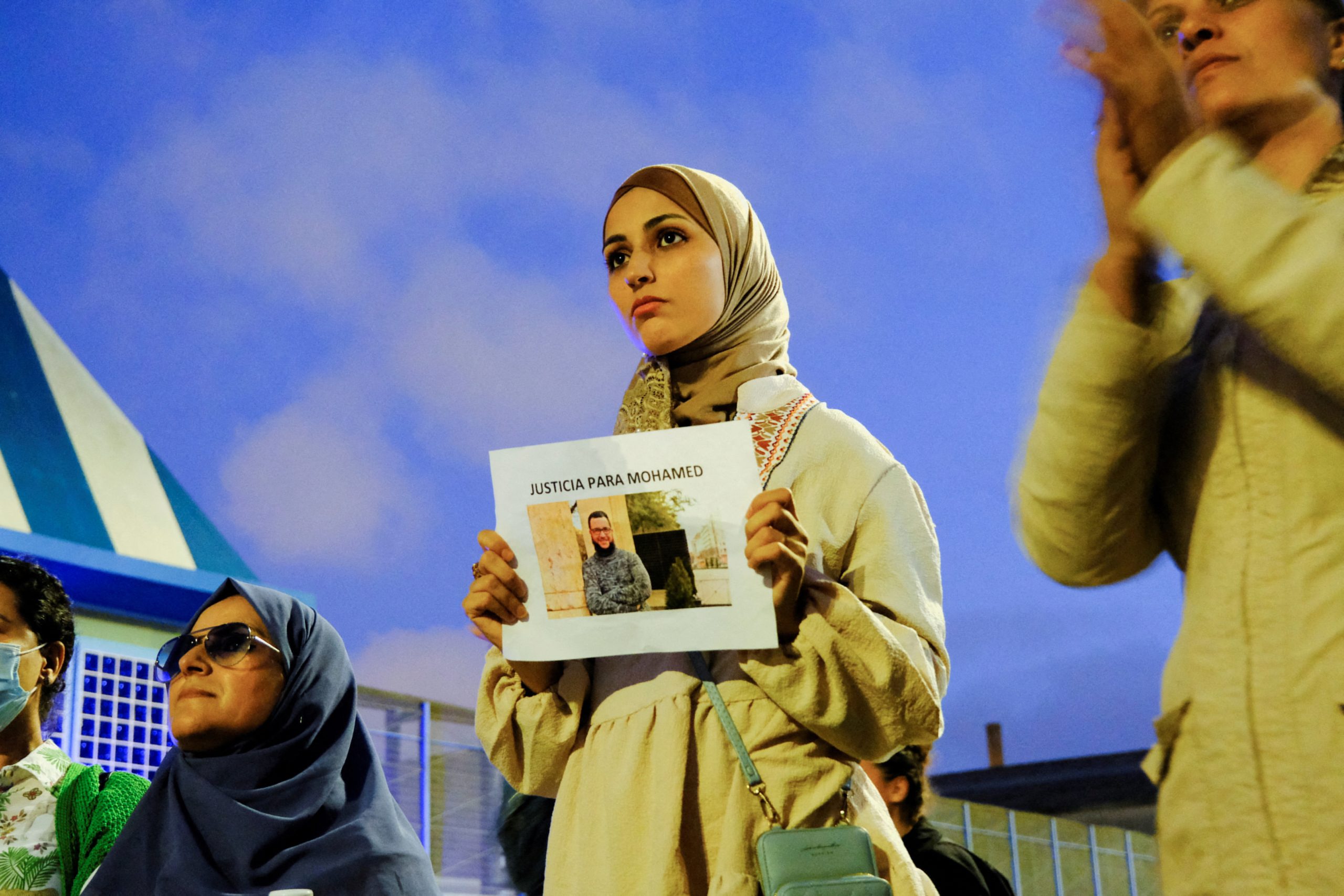 إسبانيا تضيّق على الأئمة المسلمين.. رحّلت إماماً للمغرب وأوقفت اثنين وسط احتجاجات من الجالية المسلمة