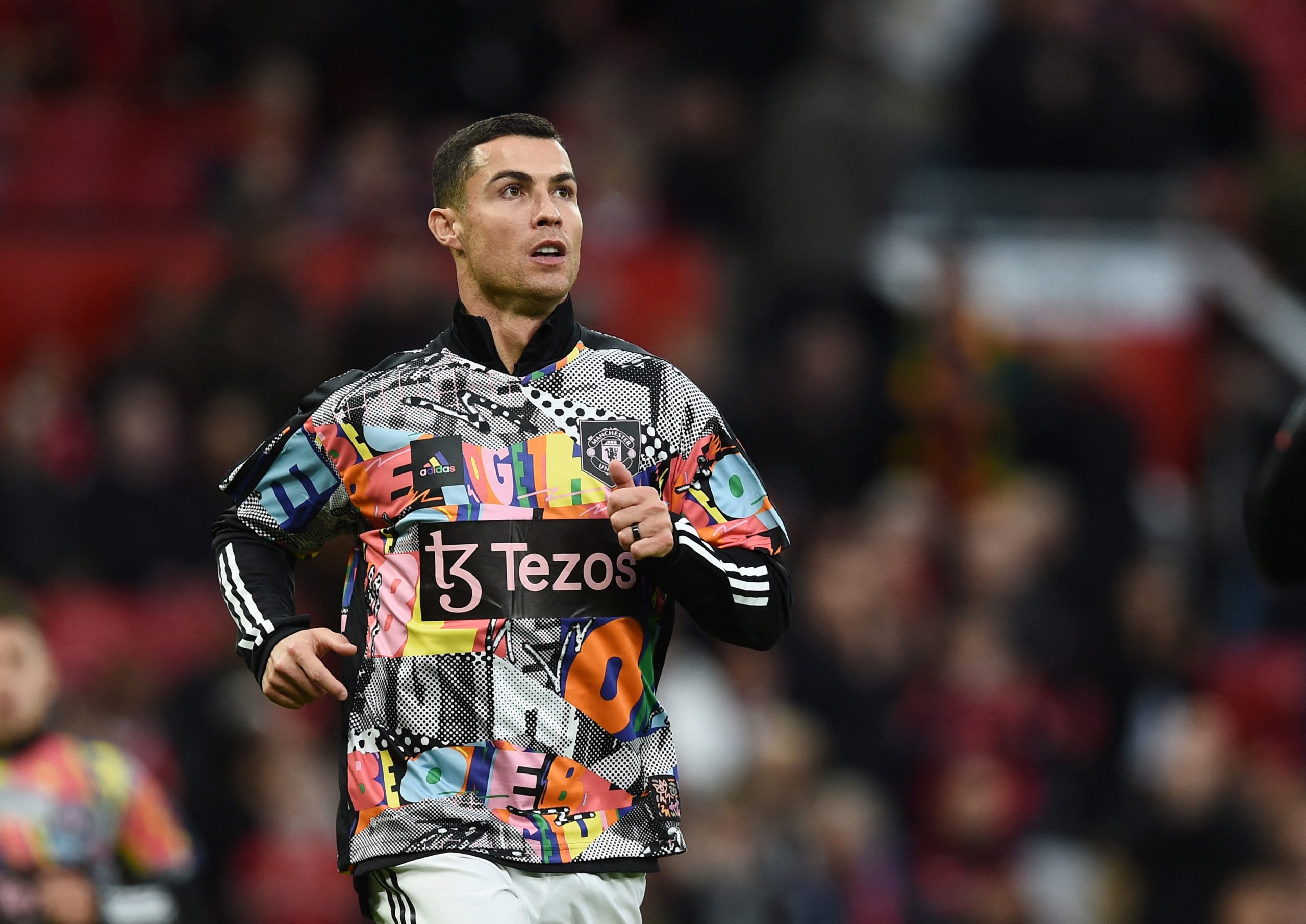 رونالدو يحرج غاري نيفل (رويترز)