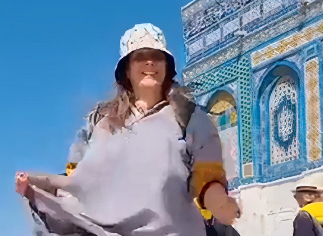 فيديو لمستوطنة إسرائيلية تنتهك حرمة الأقصى.. رقصت  وغنت بباحة المسجد في مشهد “مستفز”