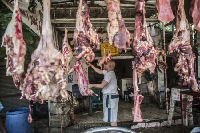 اللحوم للأغنياء! والفقراء يتخذون البيض بديلاً.. كيف يتعامل المصريون مع أزمات الغذاء المتفاقمة؟