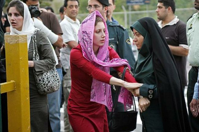 رفض الزواج المبكر والحق في التعليم وحضانة الأم.. قوانين غير الحجاب الإلزامي تحاربها المرأة الإيرانية