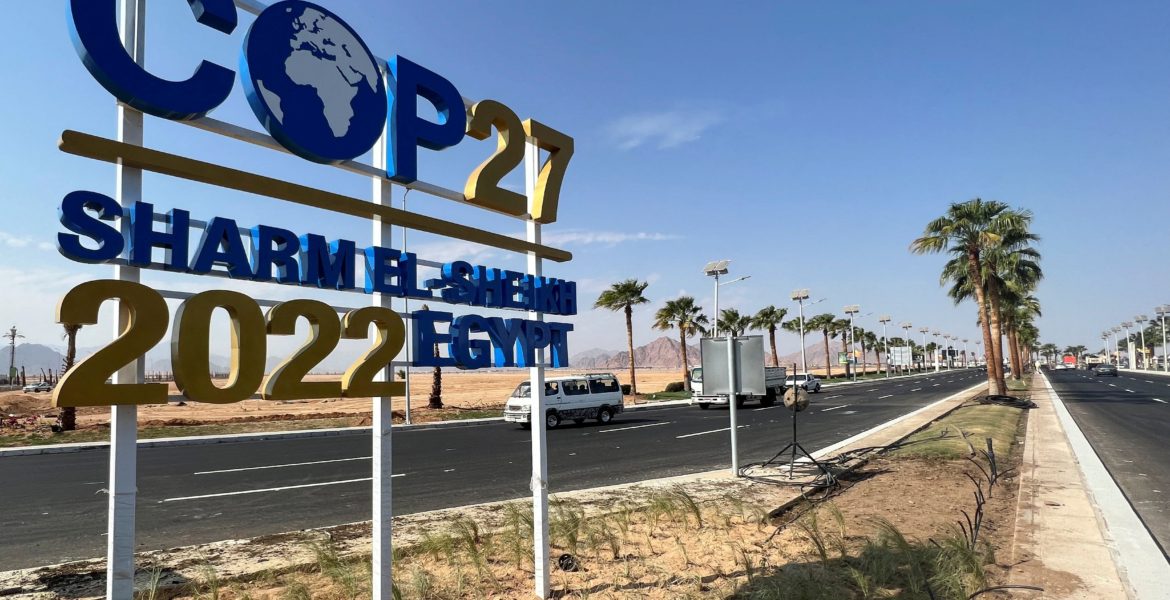 منظر للافتة Cop27 على الطريق المؤدي إلى منطقة المؤتمرات بشرم الشيخ/ رويترز