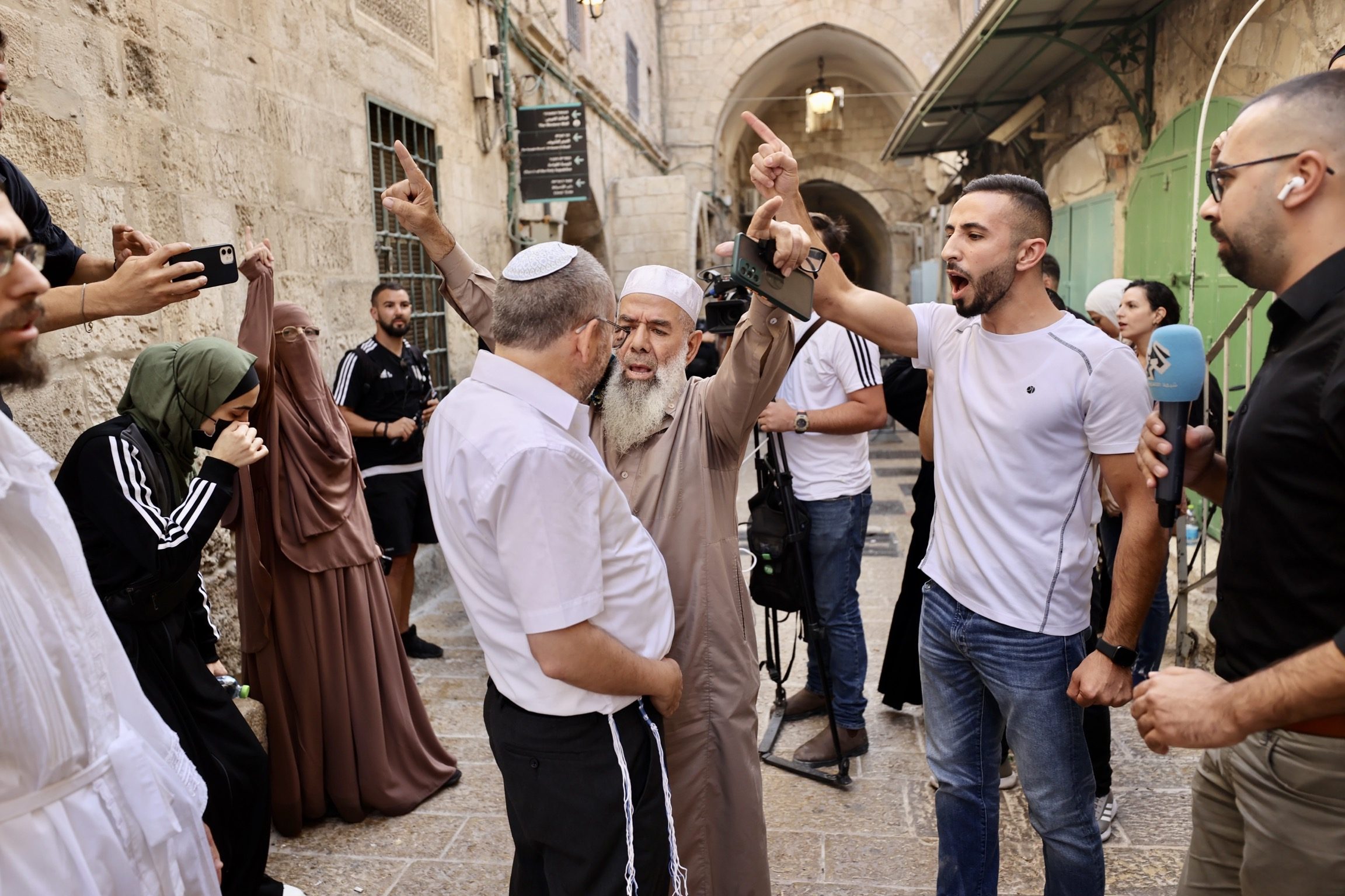 مستوطنون يقتحمون الأقصى وسط إغلاق كامل “بيوم الغفران”.. المئات دخلوا المسجد تحت حماية شرطة الاحتلال