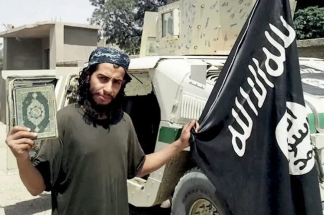 حينما اقترب مني داعشي قائلاً: أما آن الأوان أن تعلن إيمانك وتبايع دولة الخلافة!