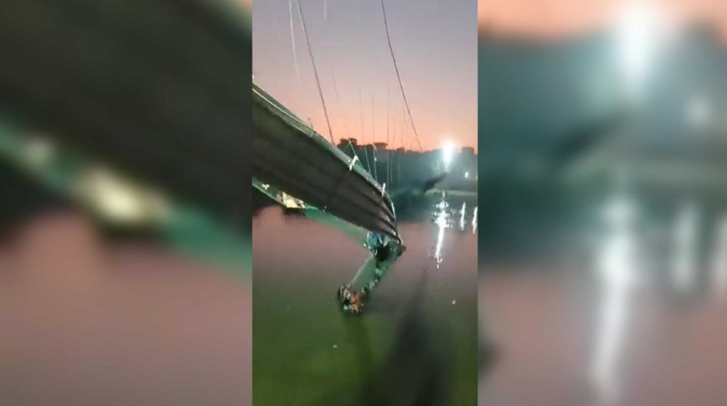 انهيار جسر معلق بالهند يخلف عشرات الضحايا.. فيديو يحبس الأنفاس لأشخاص تشبَّثوا بحطامه كي لا يسقطوا في النهر