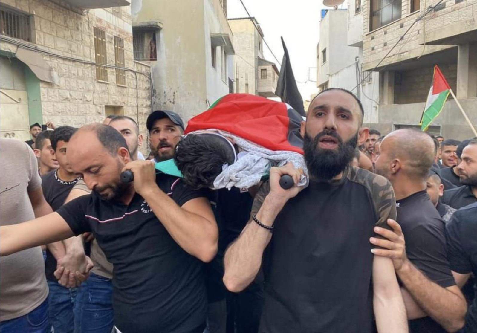 السلطة وصفت ما حدث بـ”الإعدام”! مئات الفلسطينيين يشيعون جثمان طفلٍ قتله الاحتلال برصاصة في بطنه (صور)