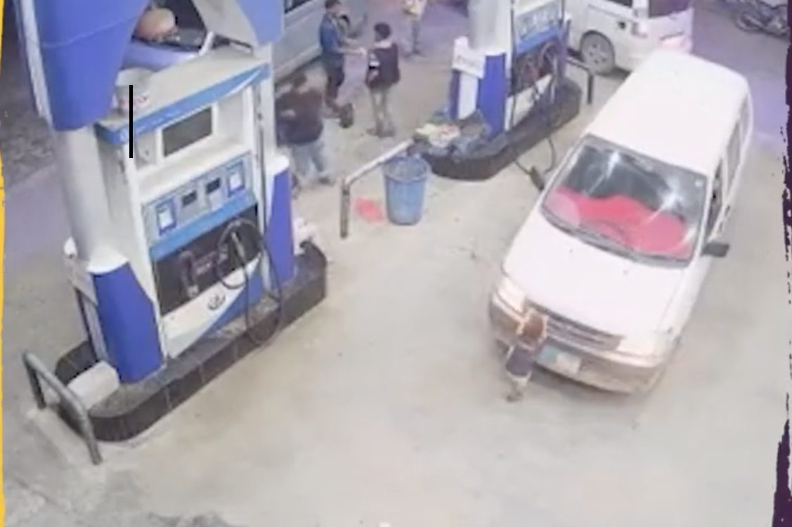 السيارة صدمته ودفعته بين عجلاتها! فيديو لطفل يمني نجا بأعجوبة من الموت في محطة وقود