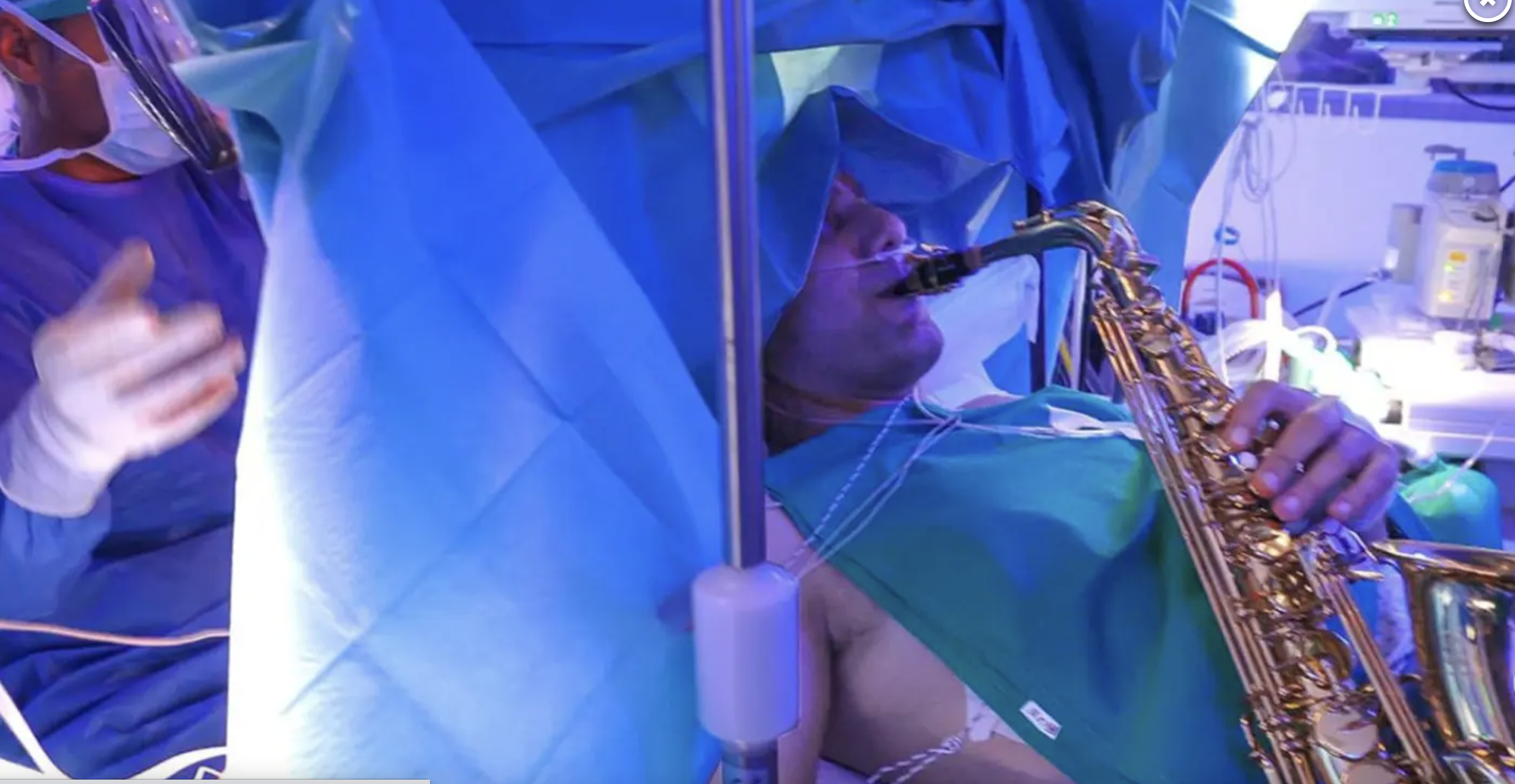 موسيقي يعزف 9 ساعات أثناء عملية جراحية أجريت له.. الأطباء أزالوا ورماً دماغياً وهو يقظ تماماً