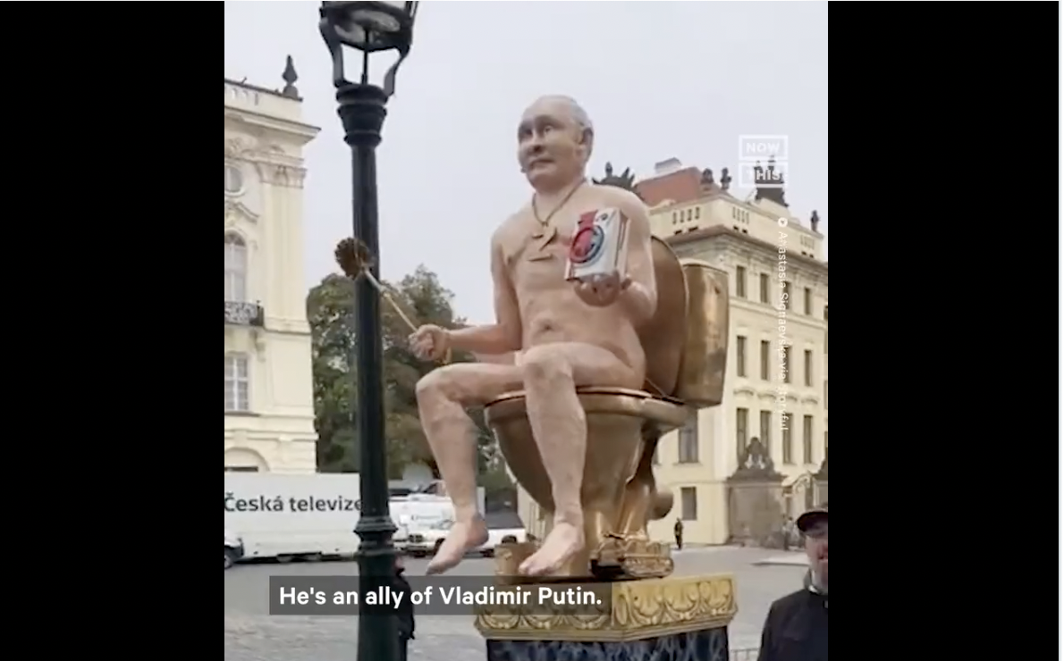 صمموا له تمثالاً عارياً يجلس على مرحاض! متظاهرون أوروبيون يسخرون من بوتين بسبب حربه على أوكرانيا (فيديو)