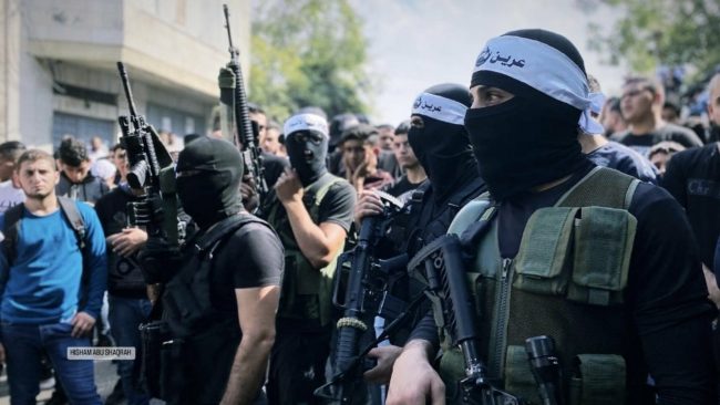 “تلقى آخر أجر له وترك وظيفته واشترى سلاحاً”.. كيف يتسبب الاحتلال بانضمام المزيد من الفلسطينيين لـ”عرين الأسود”؟