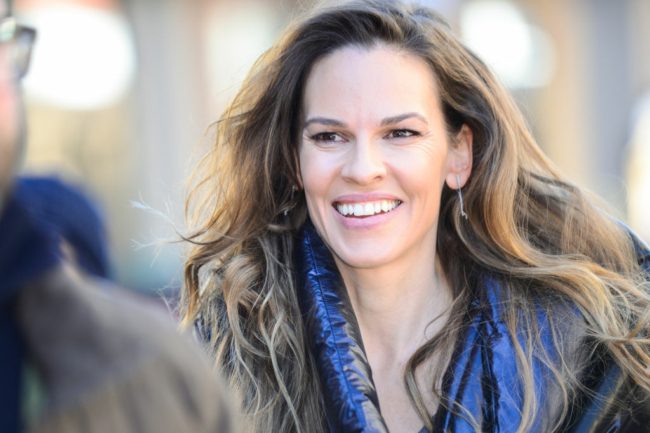 “معجزة تتحقق في عمر الـ48”.. الممثلة الأمريكية هيلاري سوانك حامل بتوأم (فيديو)