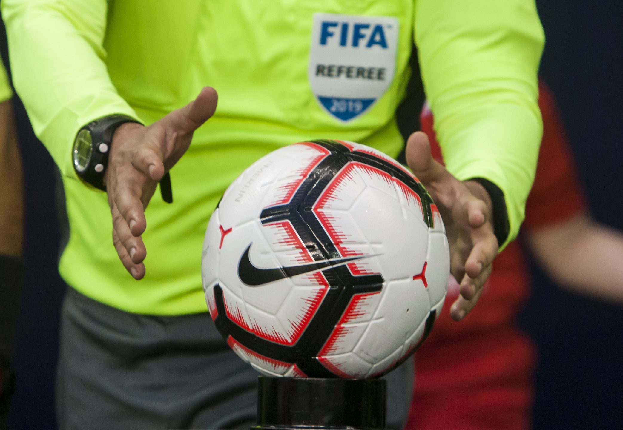 والد لاعب يقتحم الملعب ويعتدي على الحكم - gettyimages