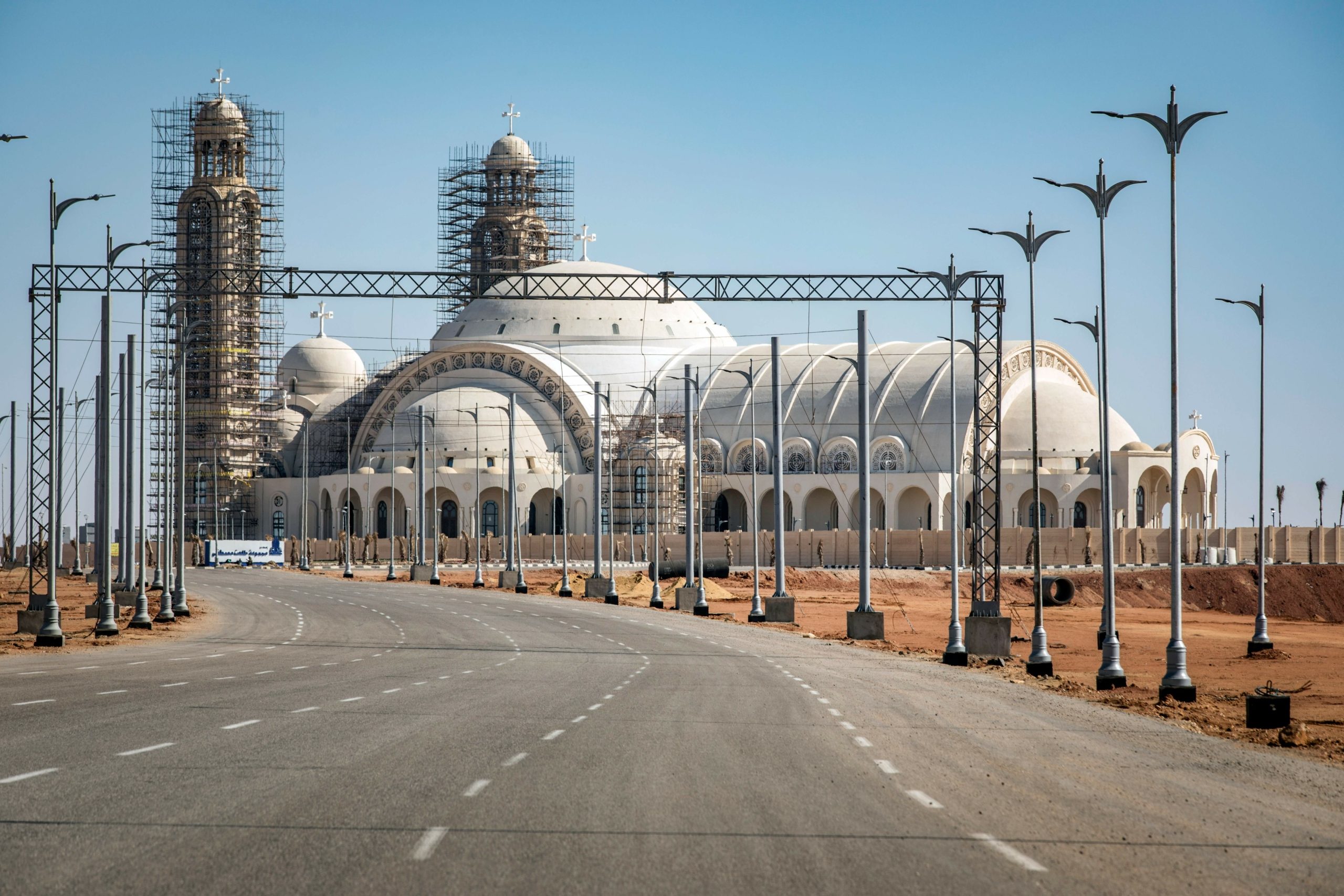 تباطؤ في إنجاز مشروع العاصمة الجديدة بمصر! موقع استخباراتي: قلق في مكاتب الشركة التي تتولى البناء