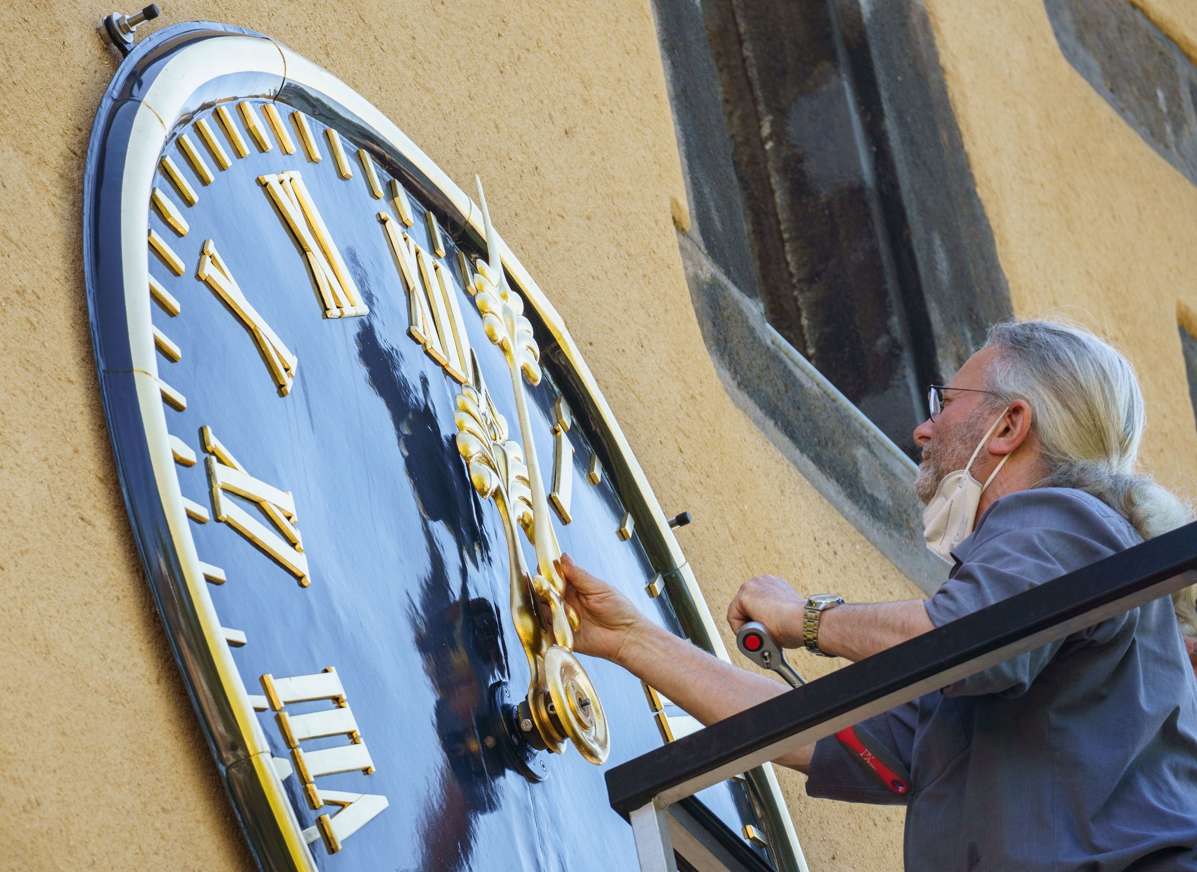 الساعة التناظرية الساعة الحائطية