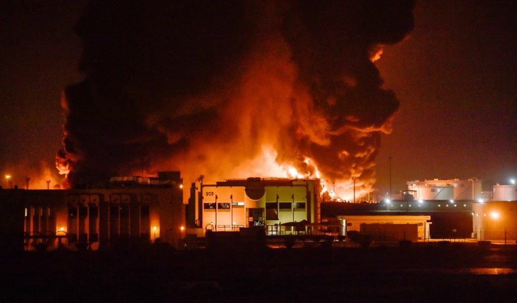 الحوثيون يتوعدون السعودية والإمارات.. هددوا بضرب مواقع نفطية وطالبوا الشركات بمغادرة البلدين