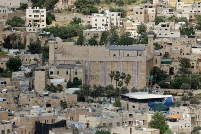 “أحرقوا نسخاً من القرآن وألقوها بالقمامة”.. مستوطنون يهاجمون مساجد بالخليل واستنكار فلسطيني (فيديو)