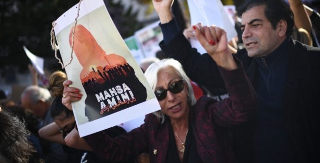 أوروبا تفرض عقوبات على إيران بسبب “قمع” الاحتجاجات الشعبية.. هددت بحزمة أخرى “لدعمها” روسيا بالمسيّرات