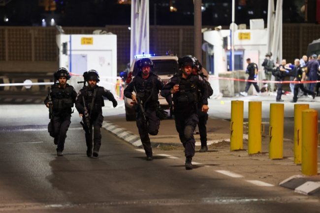 الجيش الإسرائيلي يعلن مقتل مجندة في حادث إطلاق نار بالقدس.. ويعتقل فلسطينيين متهمين بتنفيذ العملية