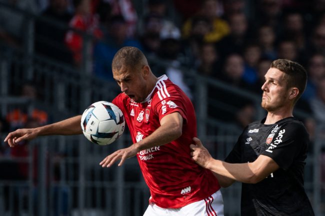 لاعب فرنسي نعته بـ”العربي القذر”.. بريست يدعم الجزائري إسلام سليماني ويطالب بالتحقيق في الواقعة