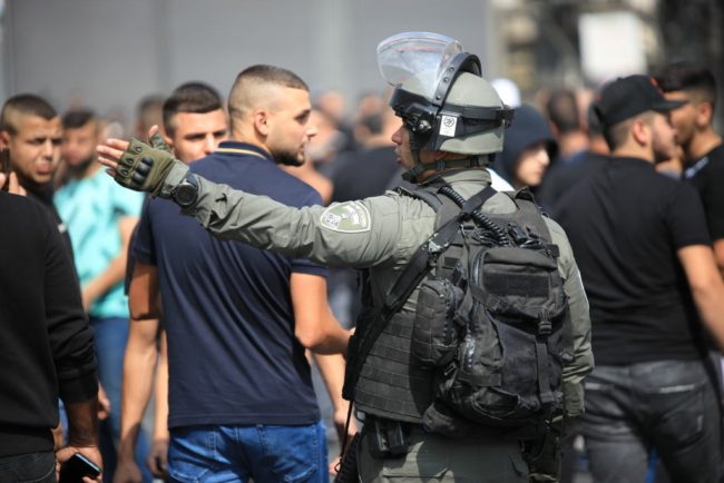 شبان فلسطينيون يحلقون رؤوسهم بالكامل.. فيديو أثار حفيظة وسائل إعلام إسرائيلية لهذا السبب