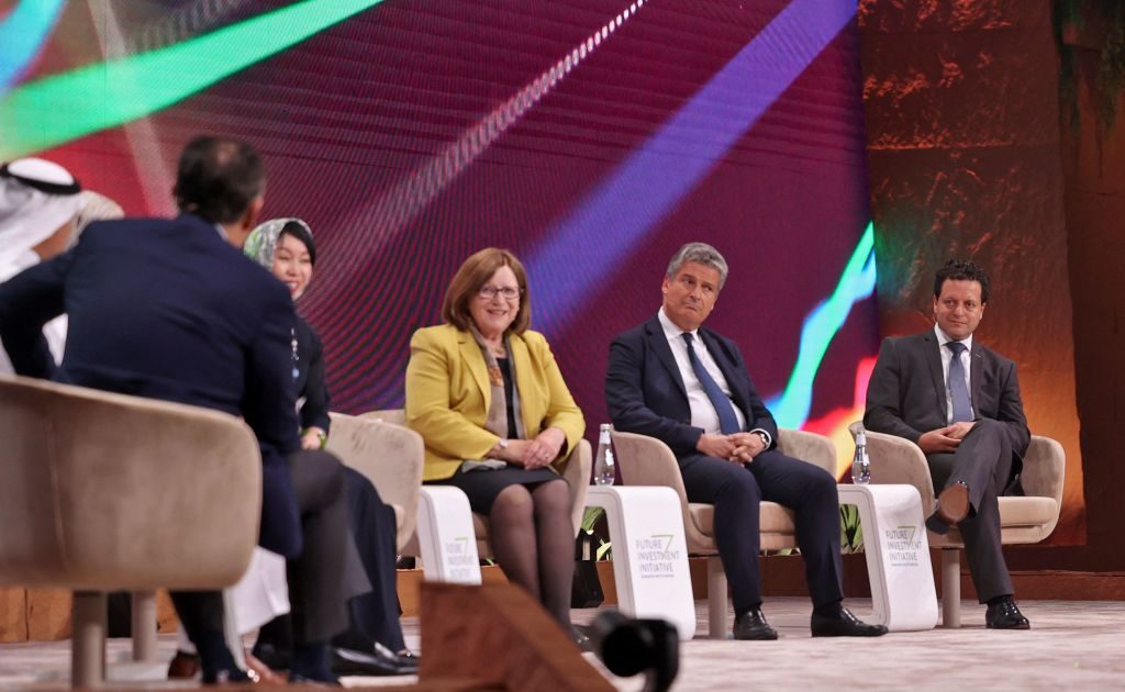 رئيس أحد أكبر البنوك الإسرائيلية يشارك بمؤتمر اقتصادي بالرياض.. أكد تطلعه للاستثمار بالمملكة