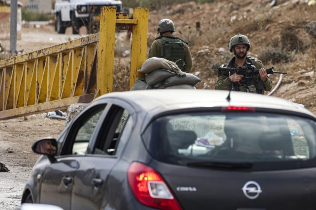 استشهاد فلسطينيين وإصابة ثالث بجروح خطيرة في نابلس.. حاجز إسرائيلي فتح النار على مركبتين للدفاع المدني