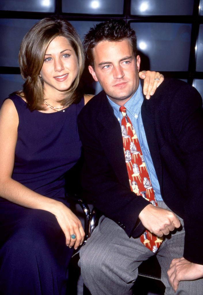 جينيفر أنيستون مع ماثيو بيري خلال مرحلة تصوير مسلسل Friends/ Getty Images