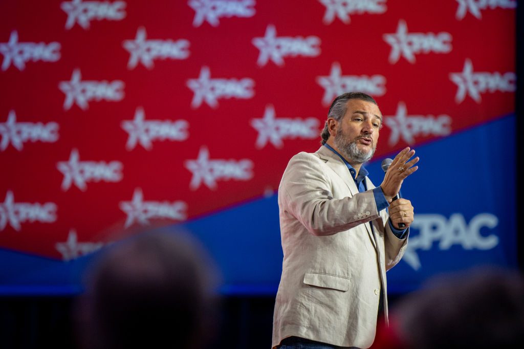 سيناتور أمريكي يتورط بنشر مقال مزيف تضمّن إساءات للمسلمين.. اضطر إلى حذف تغريدته