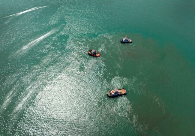 علامة “النجدة” تنقذ 3 رجال عالقين بجزيرة نائية بالمحيط الهادئ.. خفر السواحل رصدوها من ارتفاع مئات الأمتار بالسماء