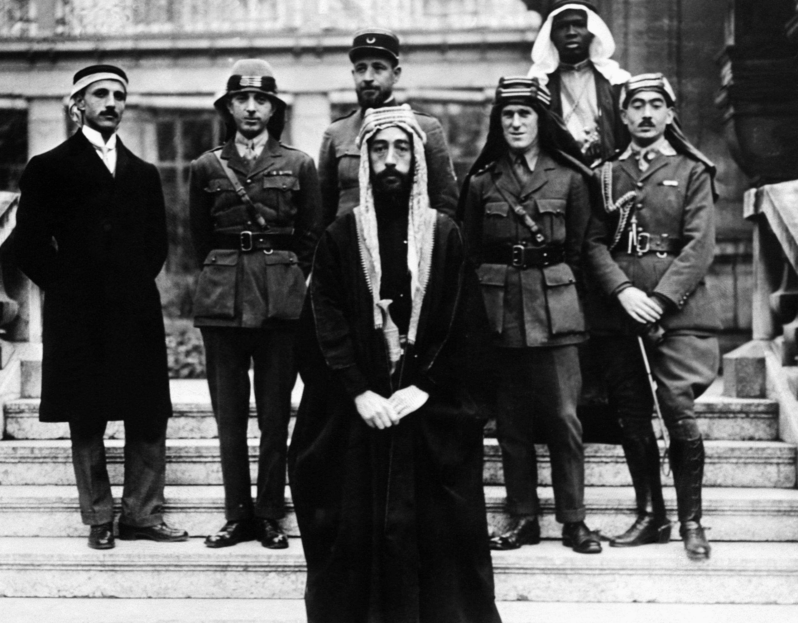الملك فيصل بن حسين ومن خلفه لورنس العرب (الثاني من اليمين) / gettyimages